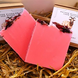 **Rosy Goat** – A handcrafted goat's milk soap made with raw milk from our own herd, blended with olive oil, shea butter, coconut oil, and castor oil, and infused with the floral scent of rose geranium essential oil. Hydrating and soothing for the skin.